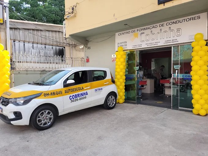 Fachada da Cobrinha Auto Escola com carro de autoescola estacionado
